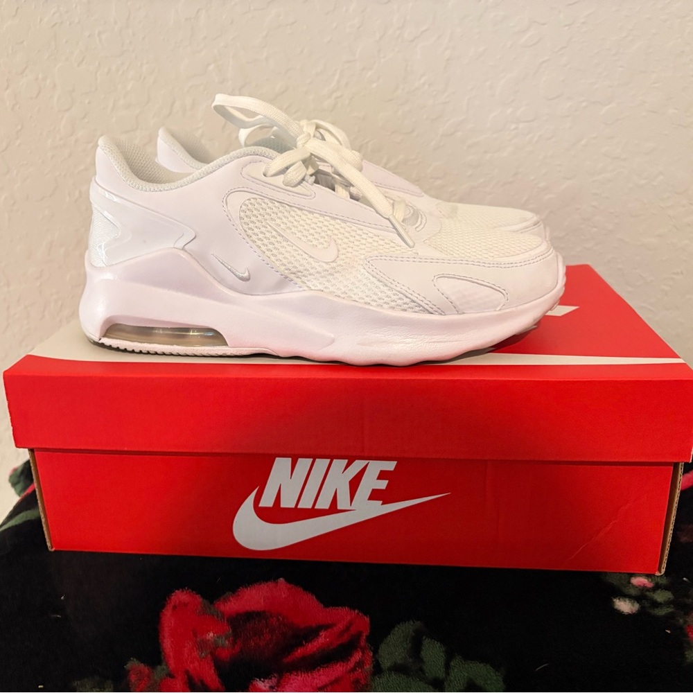 SOLD Women's Nike Airmax Bolt